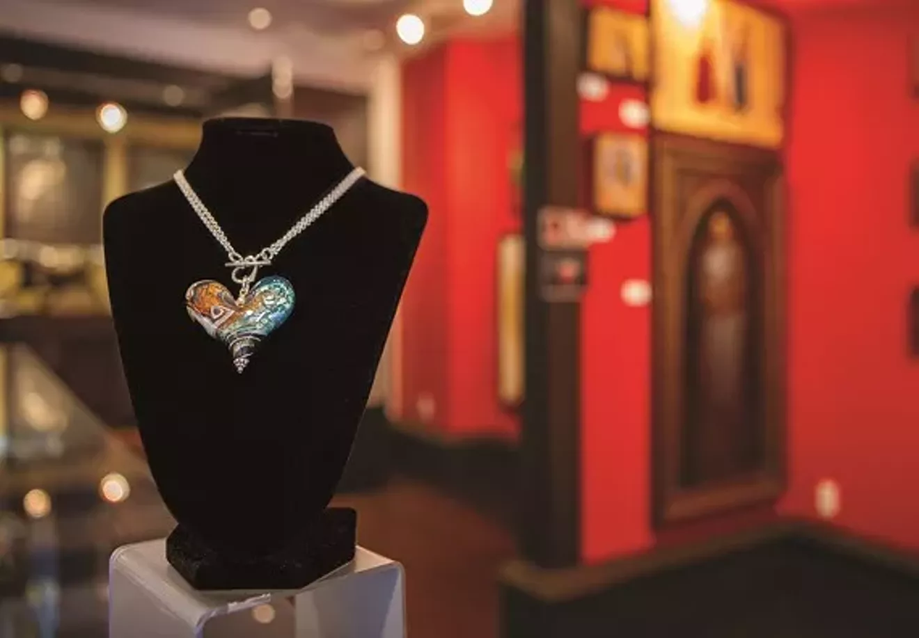 e01c3a8c_amber_higgins_necklace_on_stand.webp