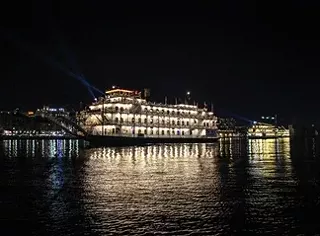 Image: Boat parade of Lights Cruise