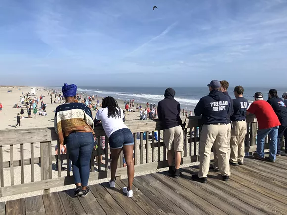 Hundreds take unofficial New Year&rsquo;s Day plunge by Tybee Island pier