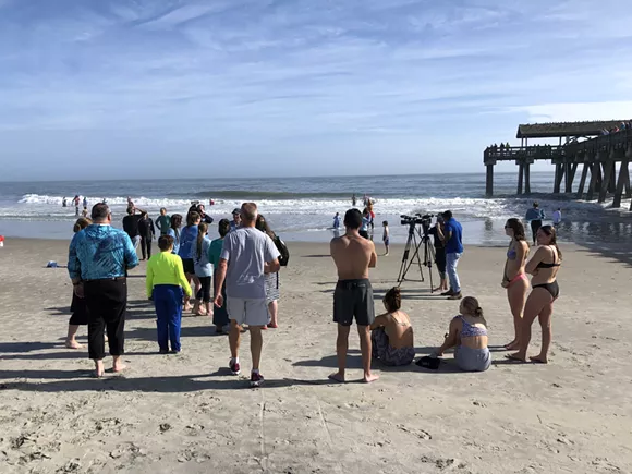 Hundreds take unofficial New Year&rsquo;s Day plunge by Tybee Island pier